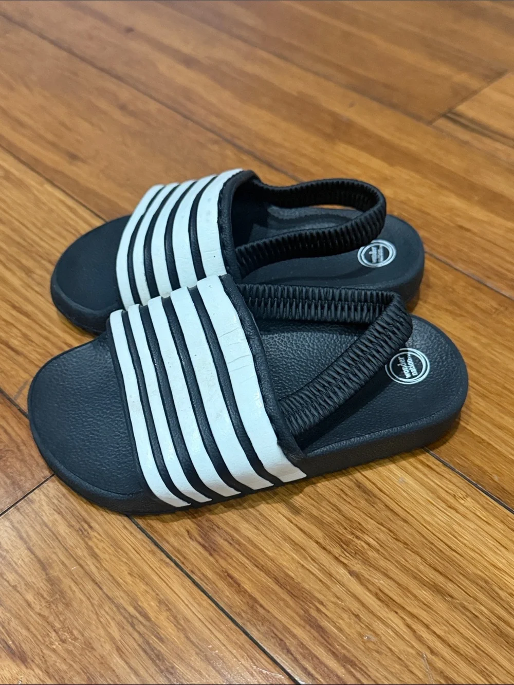 Wonder Nation Kids Black and White Slide Sandals with Elastic Heel size 7/8